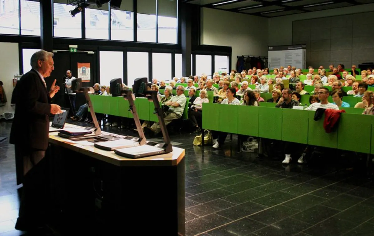 Vor einem interessierten Publikum referierte Dr. Horst Scheffler vom Besucherbergwerk „Drei Kronen & Ehrt“ zum spannenden Thema „Wunderwelt der unbelebten Natur: Kristalle, Minerale und Heilsteine – B