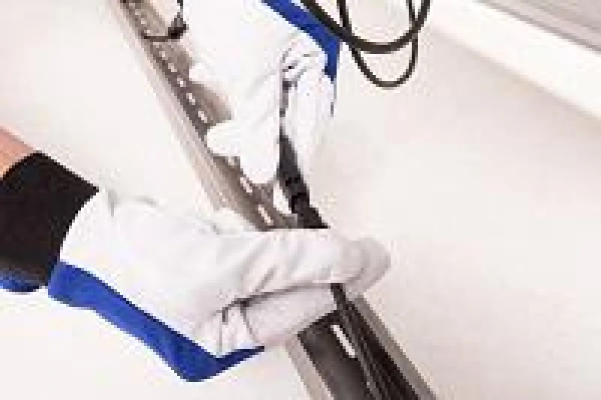 Die Bodenschienen und Schienenverbinder des TRITON-Systems sind als Kabelkanal nutzbar.