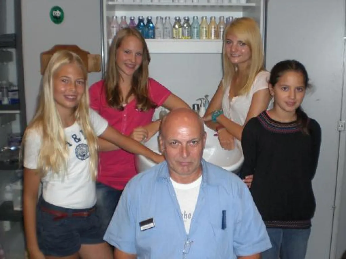 FAW-Ausbilder Peter Kerle gab Mainzer Schülerinnen wertvolle Tipps zu Outfit, Styling und Frisur.