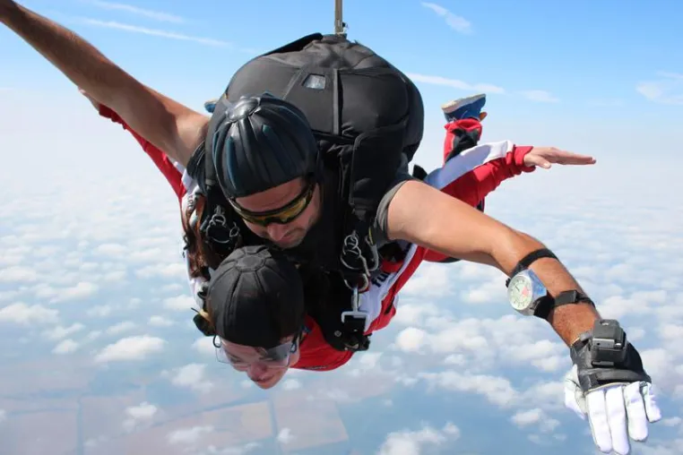 Helfen verleiht Flügel. Charity-Auktion für Tandem-Fallschirmsprung über dem Flughafen Tempelhof Bild: Helfen verleiht Flügel. Charity-Auktion für Tandem-Fallschirmsprung über dem Flughafen Tempelhof