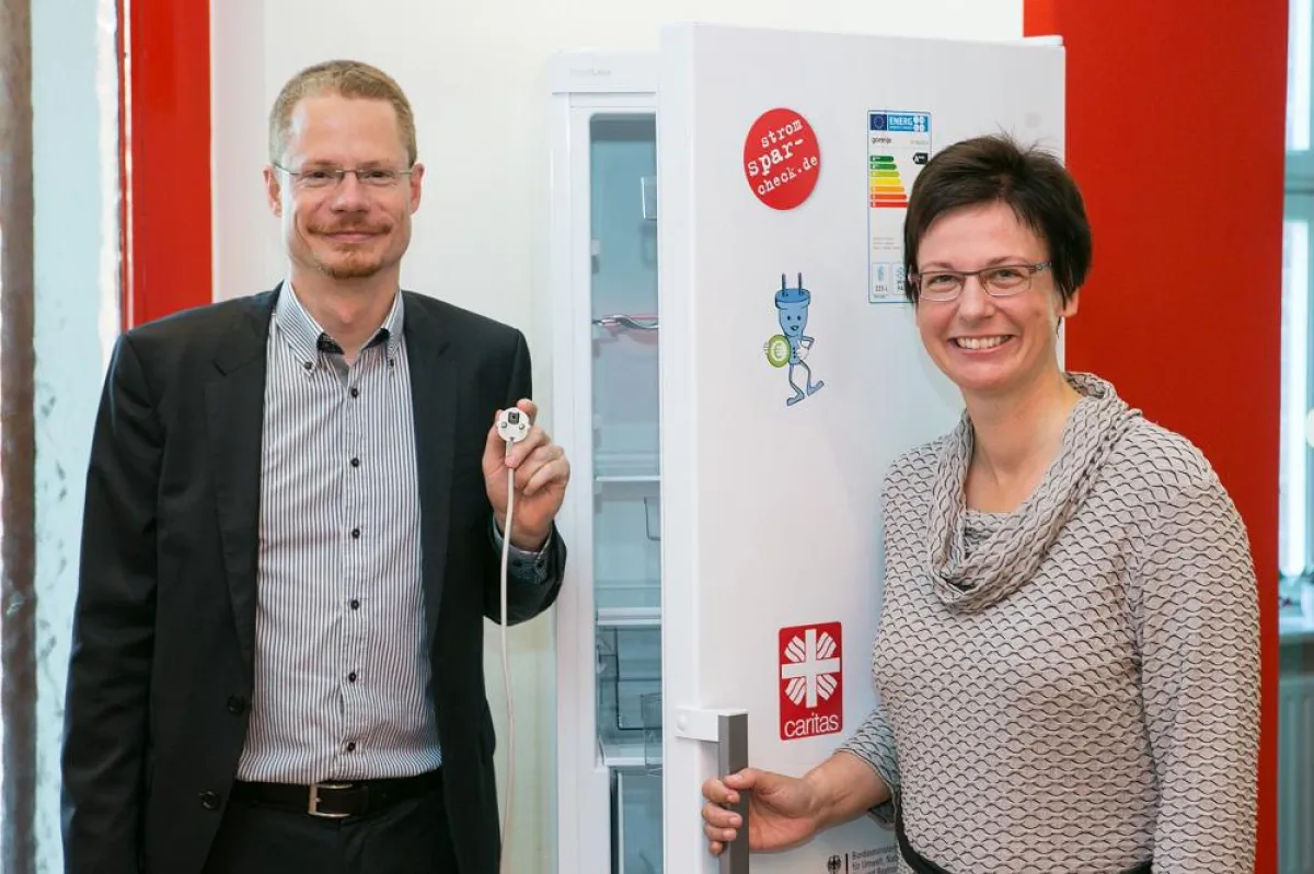 NATURSTROM-Vorstand Hummel und Caritas-Direktorin Prof. Dr. Kostka. Bild: Walter Wetzler, Caritas