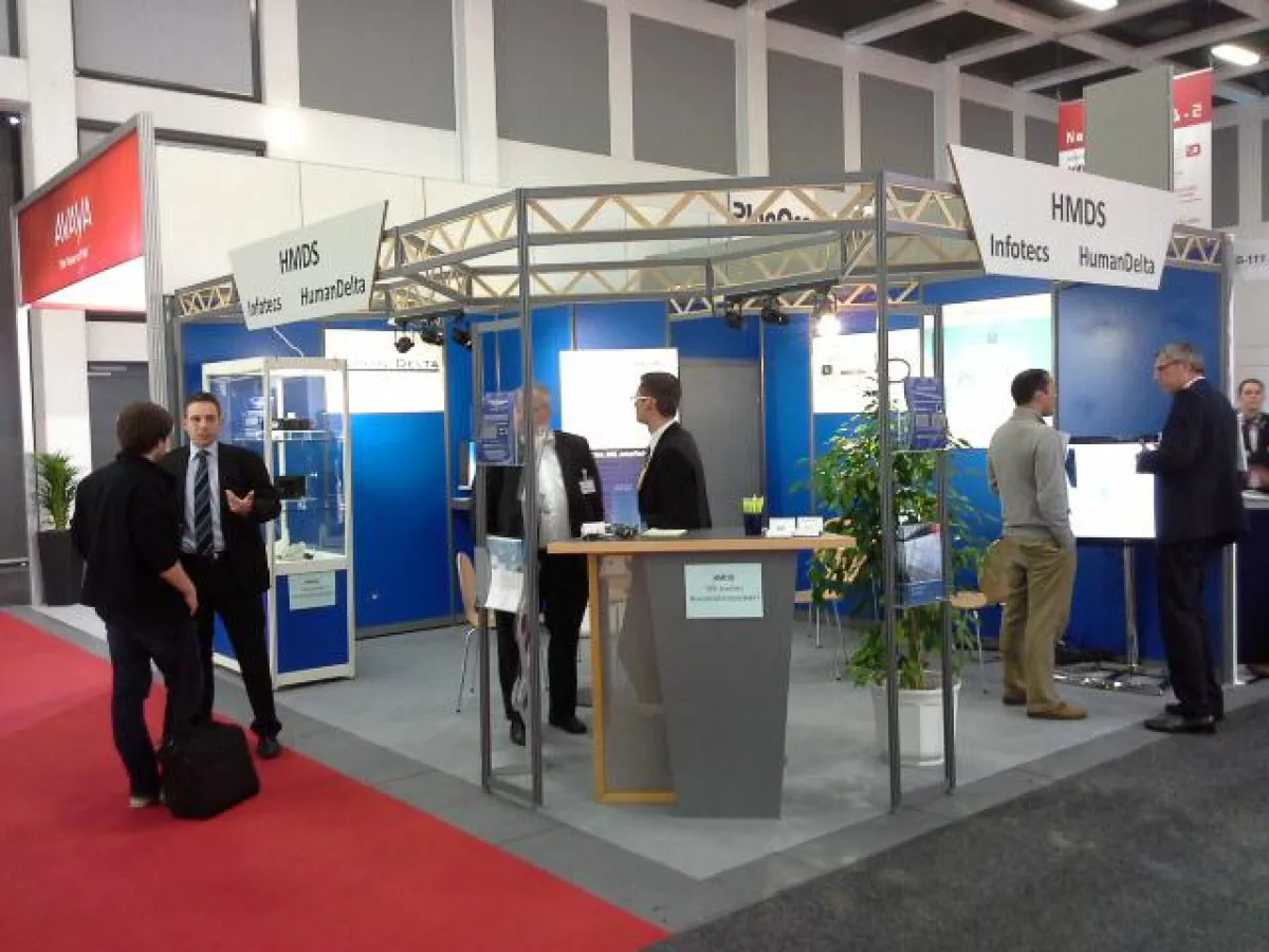 conhIT 2014: Verschiedene Kundengespräche am Messestand von HMDS und Infotecs