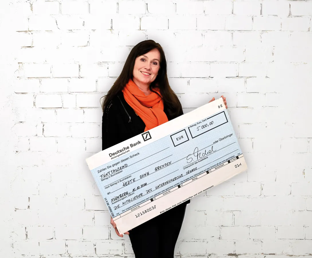 Im Namen des UnternehmerClub ORANGE spendet Sabine Michel 5.000 Euro an „Ärzte ohne Grenzen“.