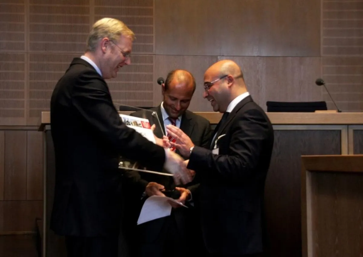 Stadtrat Markus Frank und Thomas Feda von der Tourismus+Congress GmbH übergeben Alexander Gorjinia die Urkunde