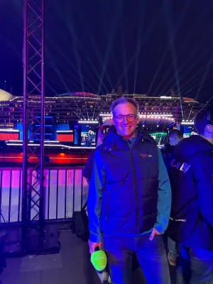 Bild: Thorsten Jost moderiert bei „Elbe in Concert“ zum Hamburger Hafengeburtstag