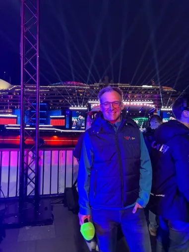 Bild: Thorsten Jost moderiert bei „Elbe in Concert“ zum Hamburger Hafengeburtstag