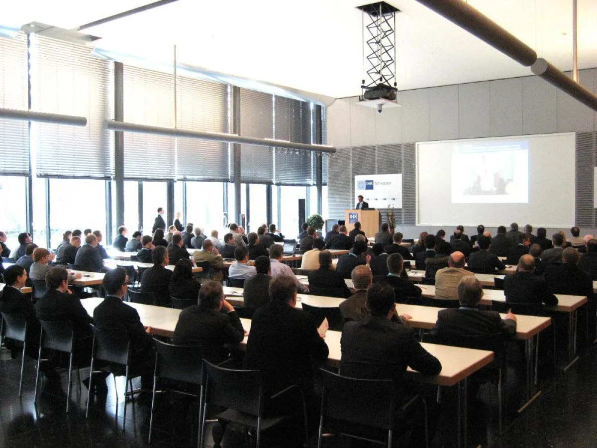 Jürgen Heimbach begrüßt die Teilnehmer zum 11. Industry-Forum 2010. | @ CADENAS GmbH