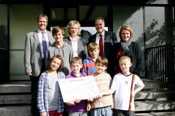 Bild: VIVAWEST und IG BCE Ortstgruppe spenden 2.250 Euro für Kinder- und Jugendhaus St. Elisabeth