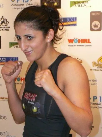 Bild: Rola El-Halabi auf der Titelseite einer großen Zeitung im Libanon