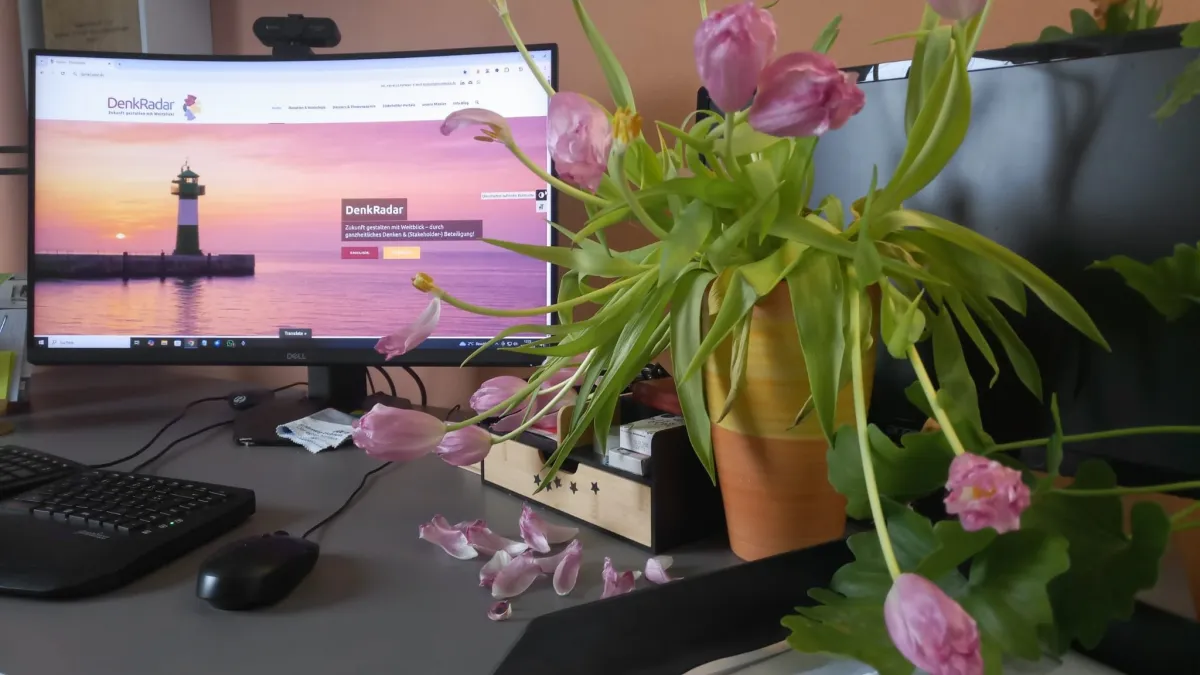 Die DenkRadar Website auf dem Bildschirm - zufällig farblich passend zur Tulpen-Invasion auf Braun-S (© Susanne Braun-Speck)