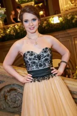 Bild: Pretiosen am Opernball 2015: Roxanne Rapp mit glamourösem Collier und Ohrschmuck von Dorotheum Juwelier