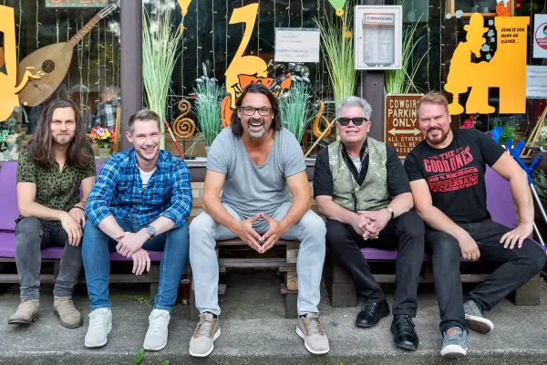 Bild: AUREL will alles und rät zusammen mit Lotto King Karl zu Urlaub auf Balkonien