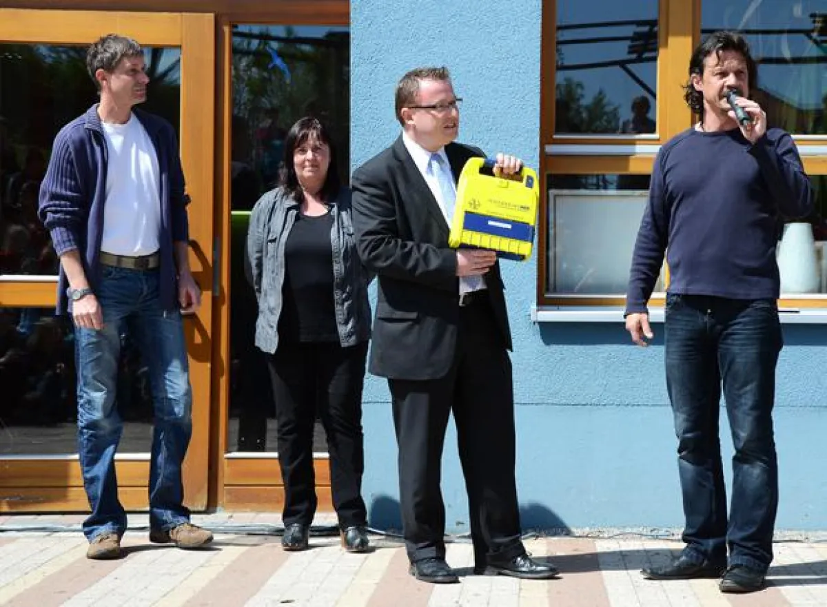 Hein Dumke, Cornelia Müller, Dr. Stephan Zeidler, Oliver Paepcke bei der Übergabe des Defibrillator