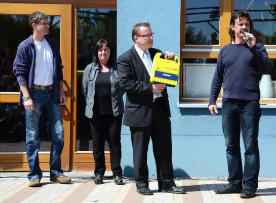 Bild: „Für den Notfall gerüstet“ – Zentralklinik übergibt Defibrillator an Freie Ganztagsschule Milda