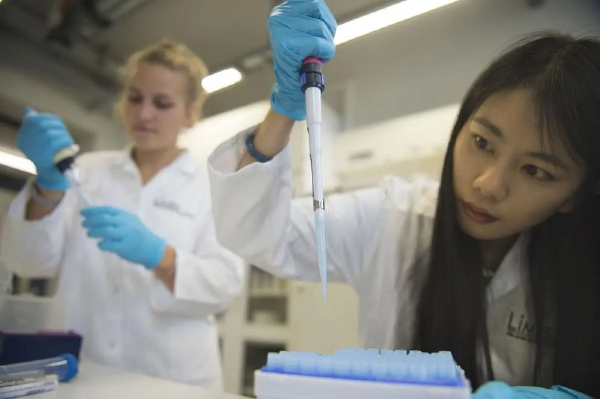 Internationale Wissenschaftler: Gerade auch in den Lebenswissenschaften (hier ein Bild aus dem LIMES-Institut) ist die Universiät Bonn für internationale Gäste attraktiv. (Foto: Barbara Frommann/Uni B