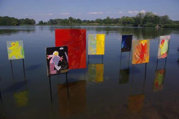 Bild: Bilder am Ufer von Matthias Haase im Rahmen des Kunstsommers 2019 am Roten Haus in Moritzburg