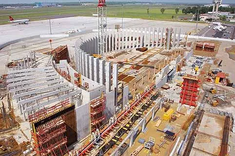 Bild: Höchste Sichtbetonanforderungen für Säulen und Wände mit Systemschalungen wirtschaftlich erfüllbar