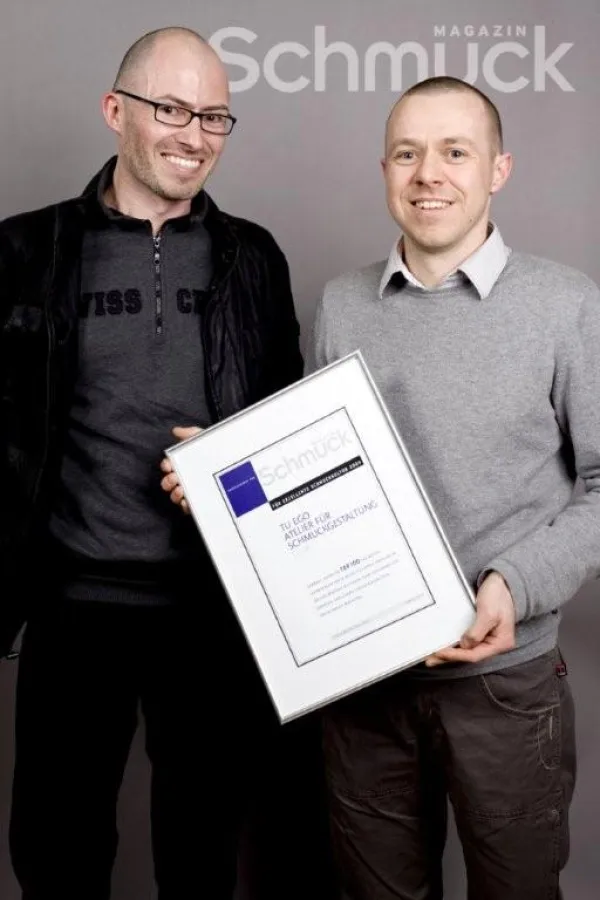 Zum fünften Mal in Folge wurde das Atelier „Tu Ego“ von Stefan Motzke (li.) und Sebastian Seeherr unter die besten hundert Schmuckgeschäfte im deutschsprachigen Raum gewählt.