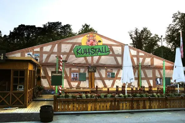 Motivbanner von all buy one verwandeln Festzelt in Kuhstall Bild: Motivbanner von all buy one verwandeln Festzelt in Kuhstall