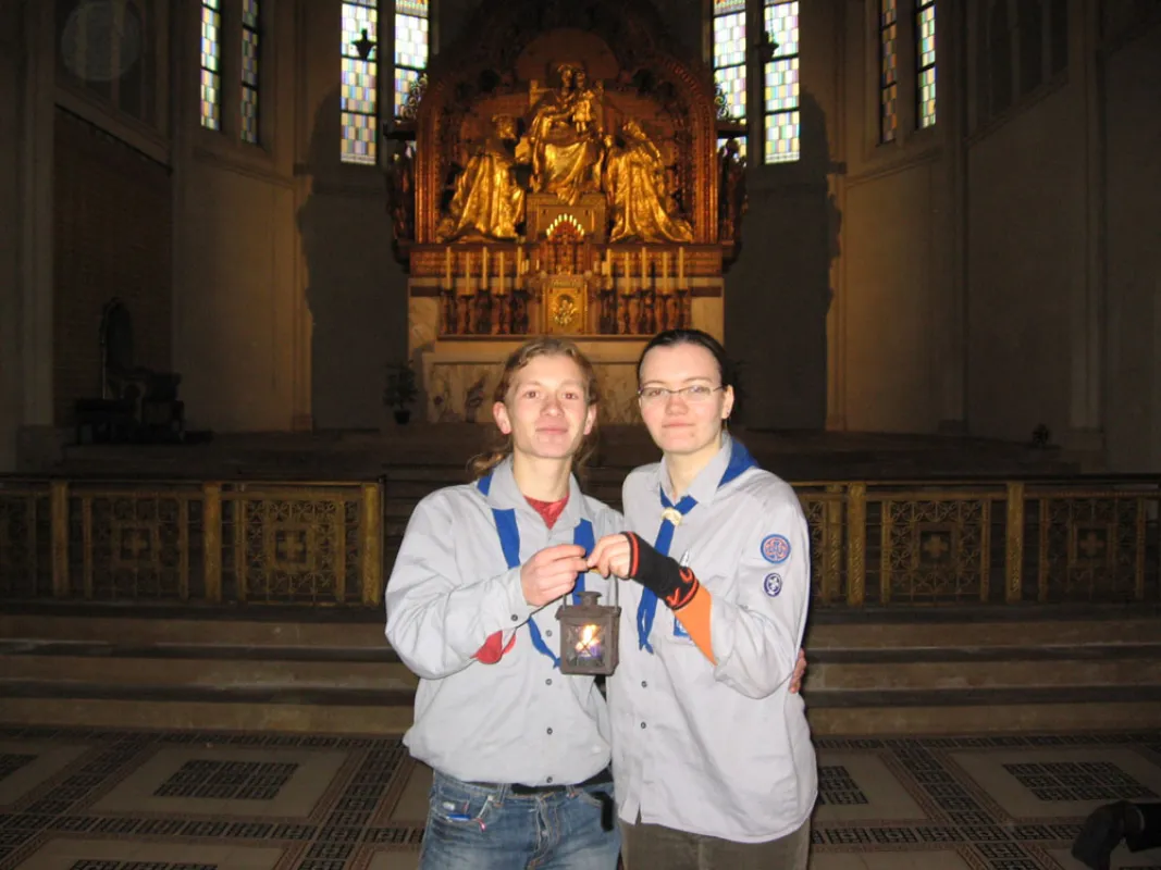 Lisa Bongartz (VCP)  und Eric Schümann (VCP) die zwei Delegierten aus MV in St.Leopold mit dem Friedenslicht aus Betlehem