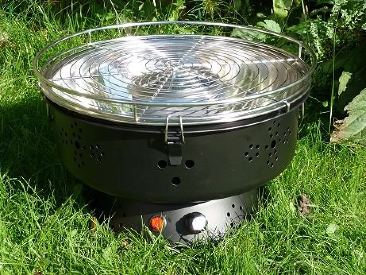 Campinggrill mit patentierter Holzkohle-Brennkammer