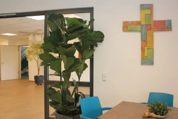 Bild: Buntes Holzkreuz in St. Helena kündet von der Vielfalt der Menschen