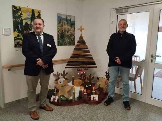 Bild: JobAction Neustadt schenkt Seniorinnen und Senioren des Rotkreuzstifts Weihnachtsfreude