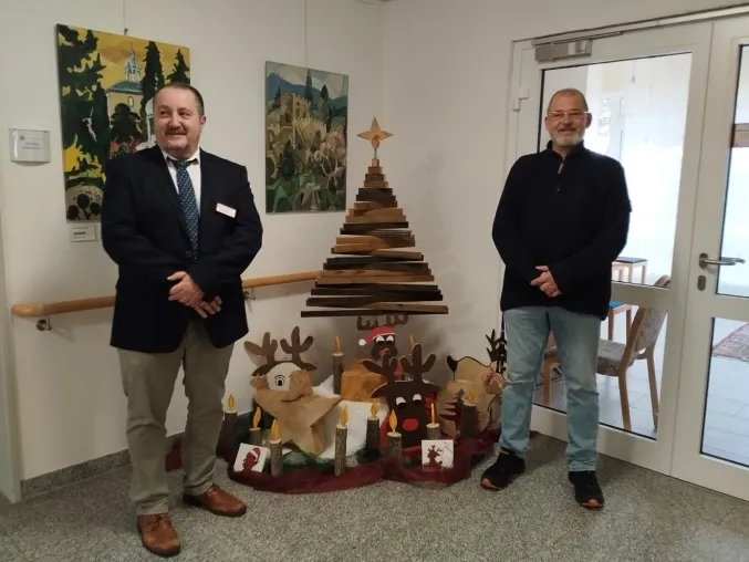 Bild: JobAction Neustadt schenkt Seniorinnen und Senioren des Rotkreuzstifts Weihnachtsfreude