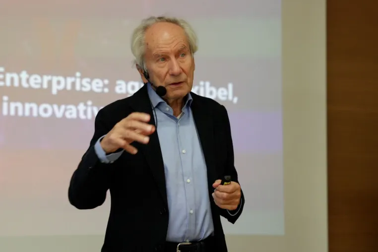 Bild: August-Wilhelm Scheer wird mit der Ehrensenatorenwürde der Universität des Saarlandes ausgezeichnet