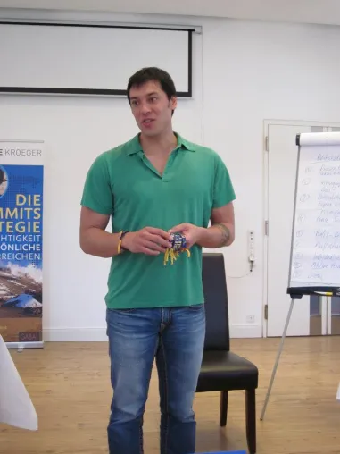 Mit Leichtigkeit hohe Ziele erreichen – Steve Kroeger hat die ersten 7 SUMMITS® Strategie Coaches ausgebildet Bild: Mit Leichtigkeit hohe Ziele erreichen – Steve Kroeger hat die ersten 7 SUMMITS® Strategie Coaches ausgebildet