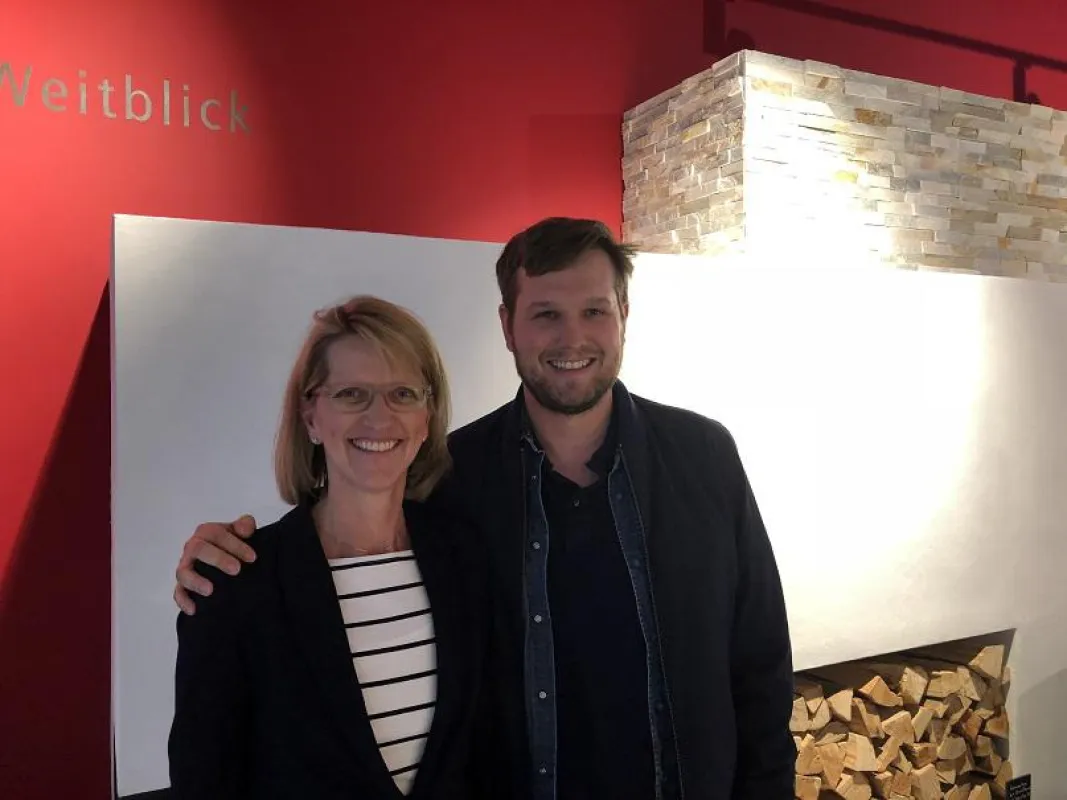 Gastgeberin Stephanie Buller mit Sebastian Herkner