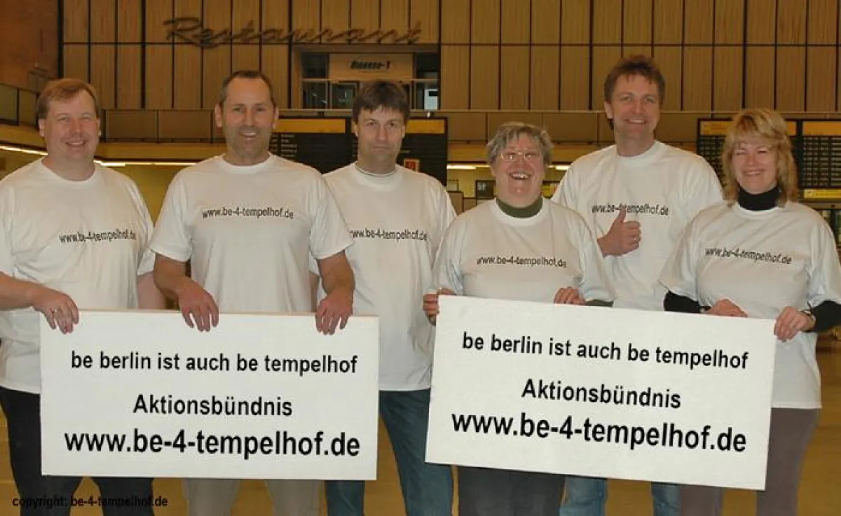 Die Initiatoren des Aktionsbündnises ?be-4-tempelhof.de? in der Haupthalle des Flughafens Tempelhof