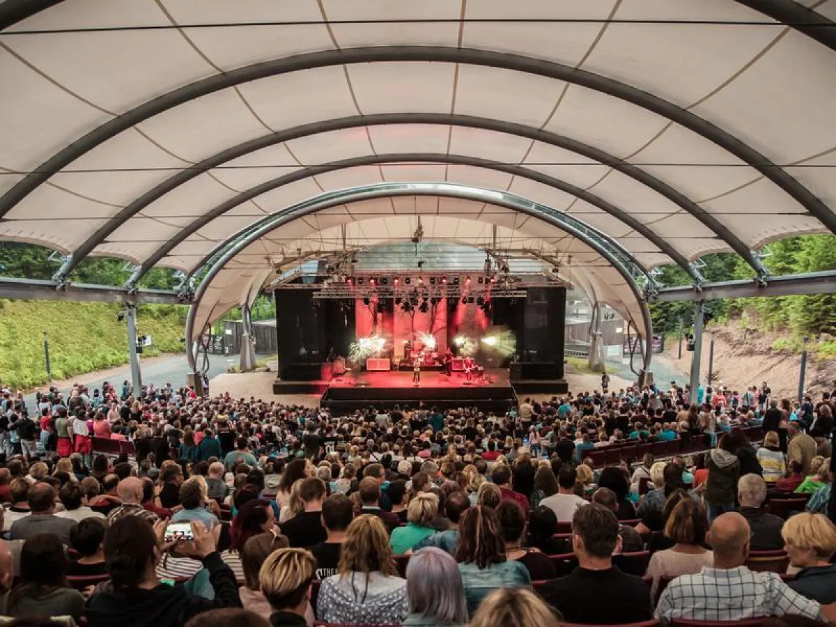 Stimmungsvolle Liveatmosphäre im NaturTheater Bad Elster ©Rene Eckert
