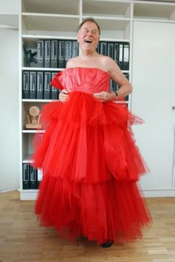 Claus Peymann. Direktor des Berliner Ensembles. In einem Frauenkleid. Vor einer Versteigerung.