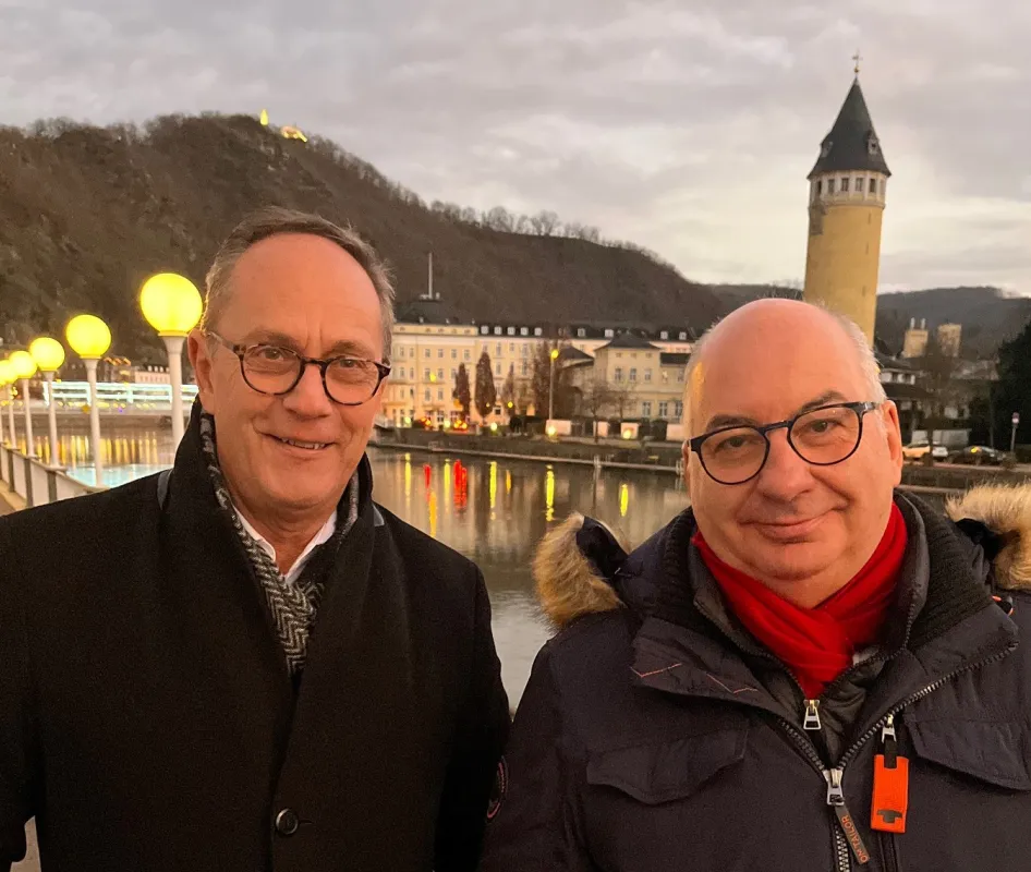 Autor Stefan G. Rohr (links) mit seinem Interviewpartner Frank Ackermann beim Spaziergang in Bad Ems (© www.belletristik.online)