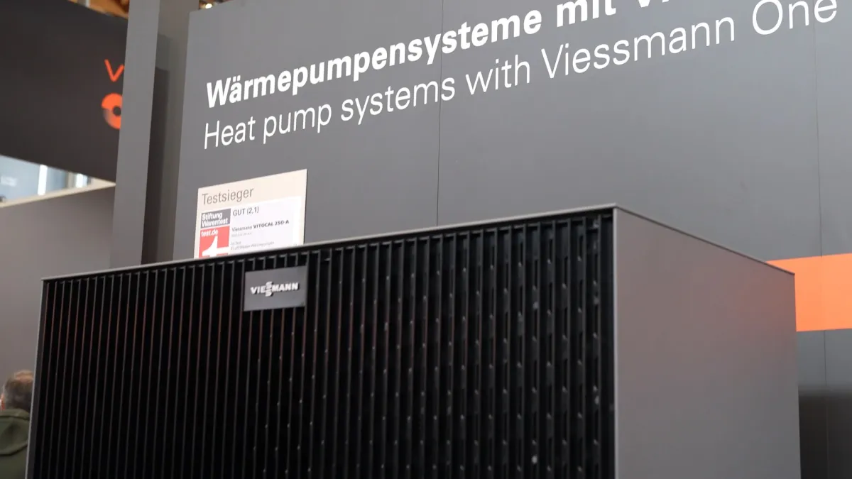 Wärmepumpen, Sonnenkollektoren und Wärmespeicher auf der IFH/Intherm 2024 (© Messe.TV - Deutsche Messefilm & Medien GmbH)