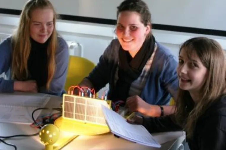 Bild: Girls' Day bei IKS Photovoltaik: Spannende Einblicke in die Welt der Erneuerbaren Energien