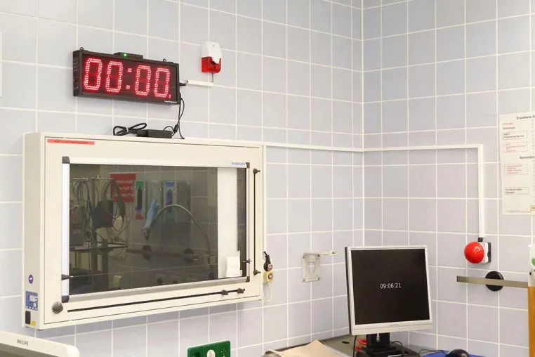 Schockraum Uhren, Jede Sekunde Zählt, Zeitmangement im Schockraum Bild: Schockraum Uhren, Jede Sekunde Zählt, Zeitmangement im Schockraum