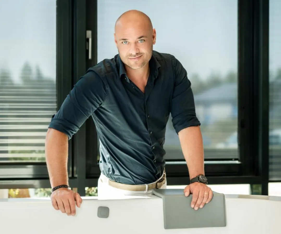 Bachelor, Unternehmer und Model Christian Tews in der Whirlpool-Ausstellung von Spadeluxe