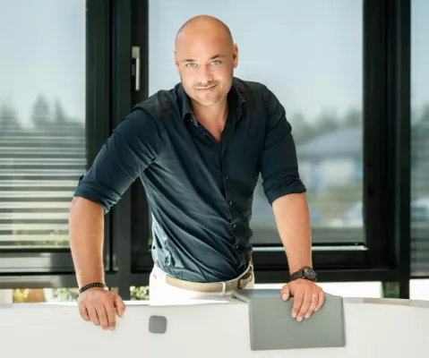 Bild: Bachelor trifft Whirlpool - Christian Tews zu Besuch bei Spadeluxe