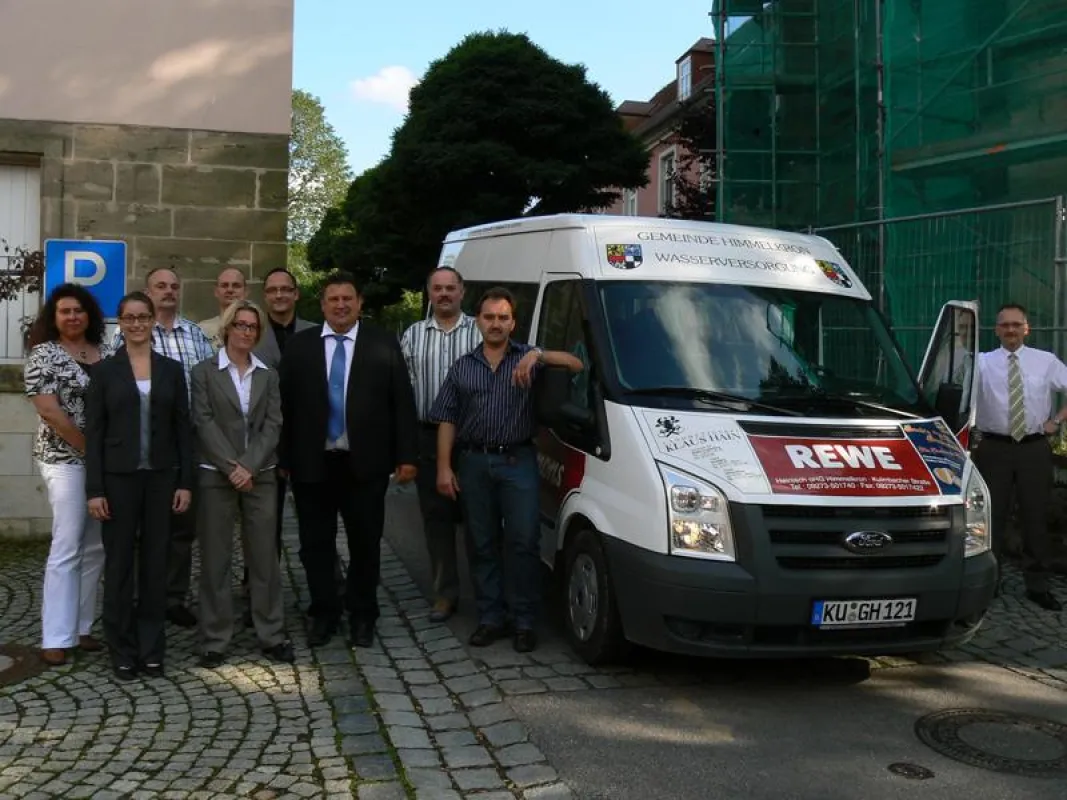 Die Sponsoren des neuen Gemeindefahrzeuges: Simone Gebhart (2.v.l.) Kathrin Nieschler (4.v.l.) mit Bürgermeister Gerhard Schneider (4.v.r)
