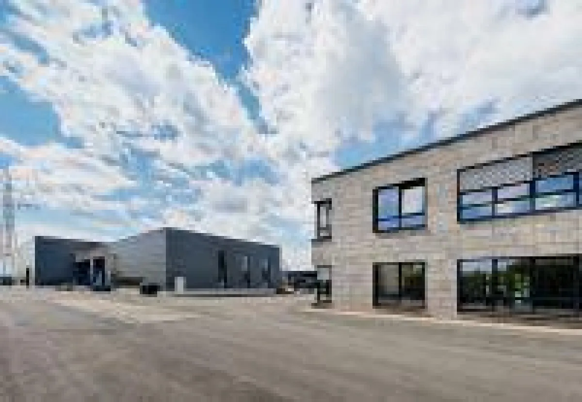 Im Auftrag der i-met GmbH realisierte Brüninghoff in Krefeld eine Betriebsstätte mit Verwaltungsgebäude. (Foto: Brüninghoff)