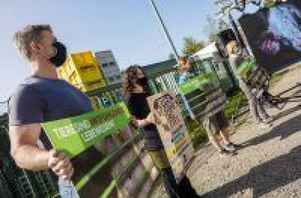 Bild: Schockbilder aus Tönnies- Zulieferbetrieb: Tierrechtler*innen zeigen Bilder auf Leinwand vor Schlachthof