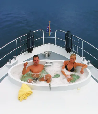 Neuer Luxus auf dem Hausboot in Mecklenburg Bild: Neuer Luxus auf dem Hausboot in Mecklenburg