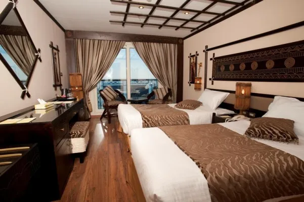 Bild: Das neue Luxuskreuzfahrtschiff SUNRISE Grand Select M/S African Dreams sticht in See