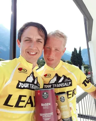 Bild: Von M. Reich unterstützte Rennradfahrer Bob Michels und Frederic Glorieux gewinnen erneut die Tour Transalp