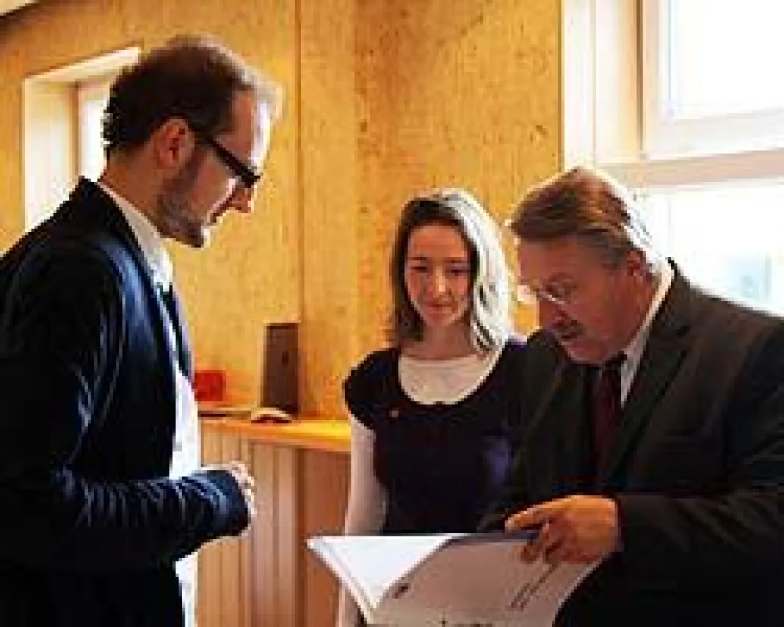 Hans-Erich Meier (Leiter der Weiterbildung) bei der Zeugnisübergabe