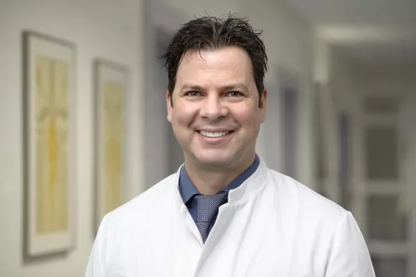 Bild: Prof. Dr. Sebastian Russo ist der neue Anästhesist der Universität Witten/Herdecke