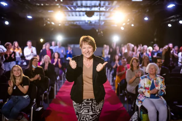 Bild: Weltrekord: Krankenschwester überzeugt in 4 min - Sie gewinnt Silent Speaker Battle und holt den Weltrekord