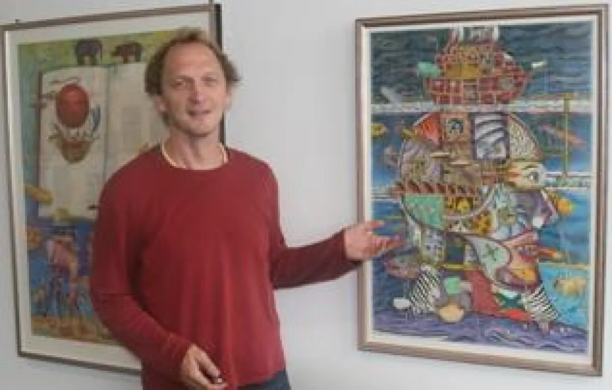 Jochen Kublik mit seinen Bildern